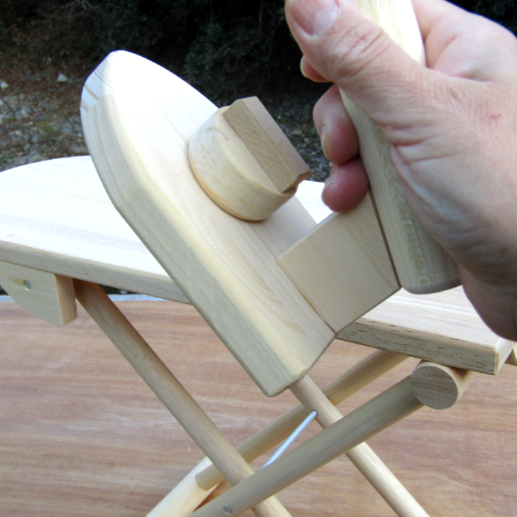 手作り木製 ままごとアイロン台(おまけにアイロン付)・送料込み・ - 画像 (6)