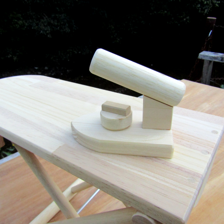 手作り木製 ままごとアイロン台(おまけにアイロン付)・送料込み・ - 画像 (7)