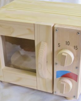 手作り木製ままごとレンジ 手作り木製ままごとレンジです。中に木製のターンテーブルが在り手動でくるくる回せます。右側にはダイヤルが二つあり、それも手動でくるくる回せます。
