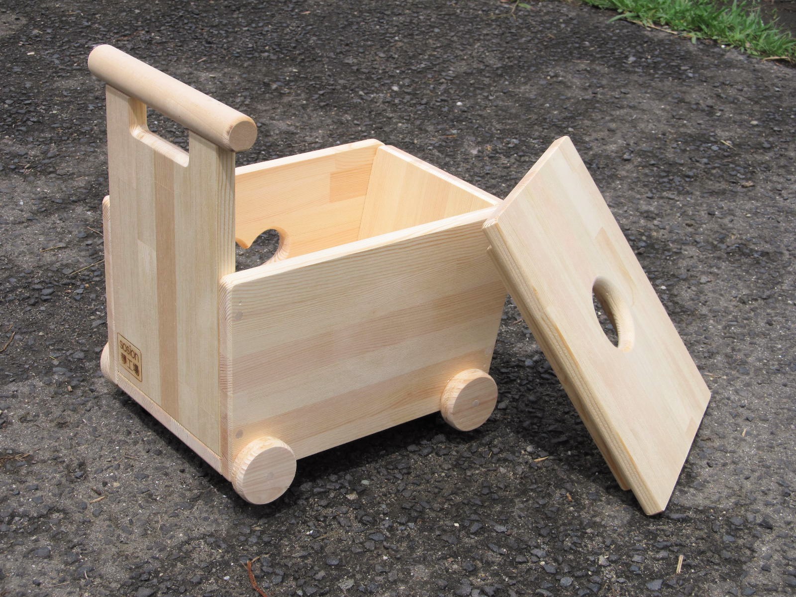 手作り木製 おもちゃも運べて座れる、蓋付手押し車-２型（片面透かし） | sosion夢工場