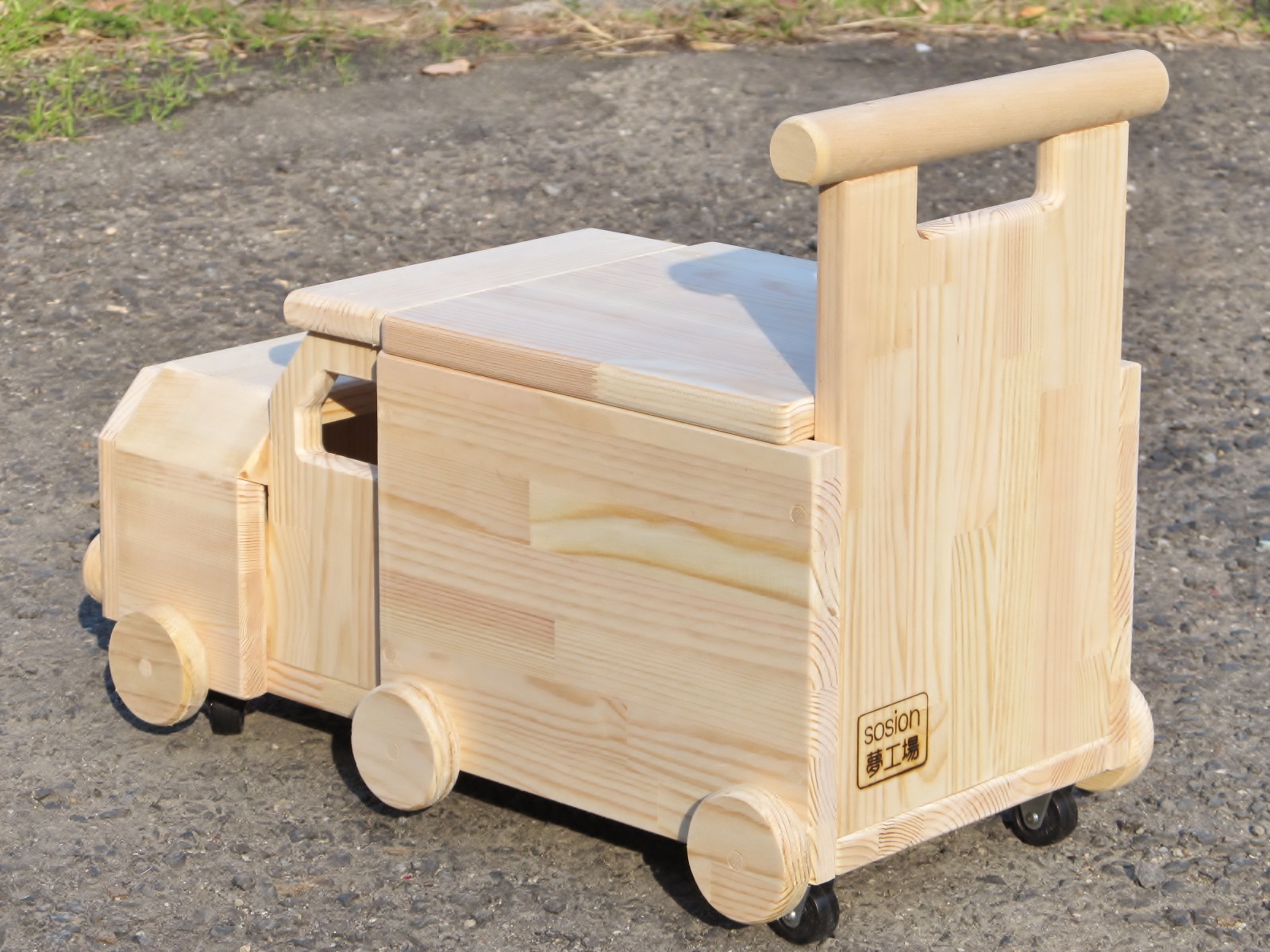 手作り木製 おもちゃも運べて座れる トラック型手押し車 コンボイ Sosion夢工場