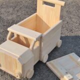 手作り木製 おもちゃも運べて座れる、トラック型手押し車・「コンボイ」 | sosion夢工場
