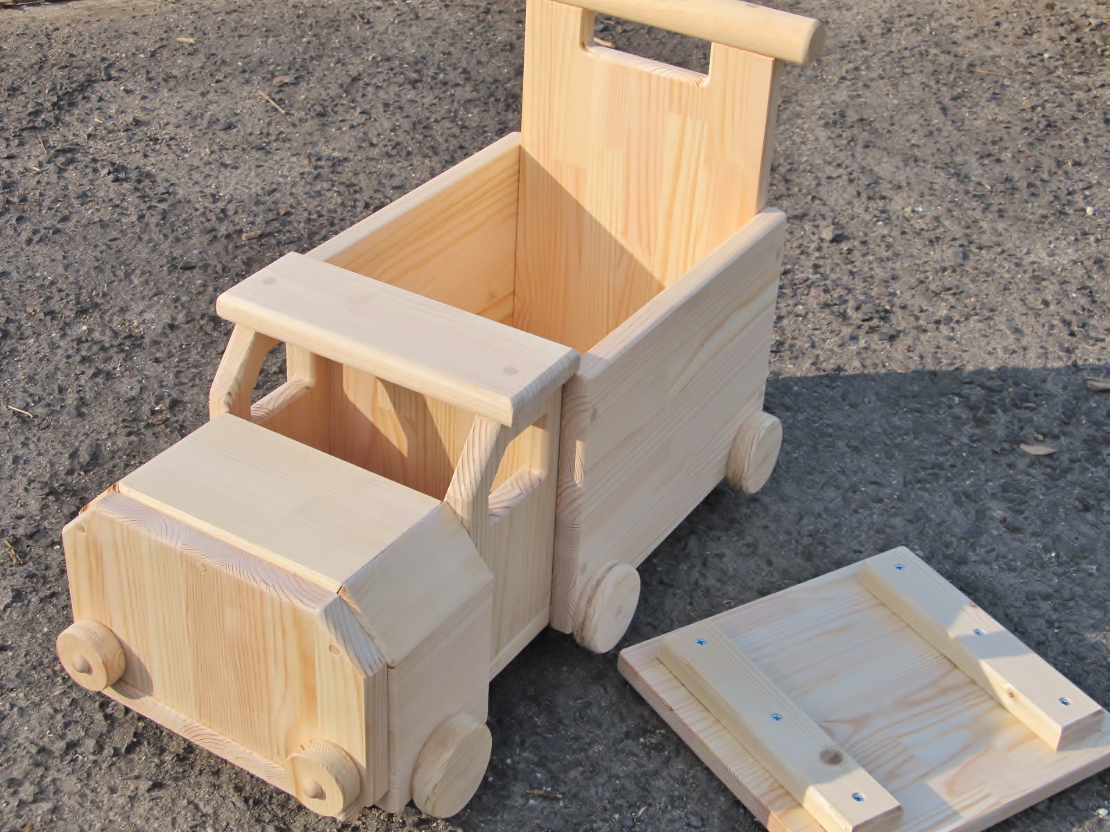 243新品・未使用　木のおもちゃ　手作り木製自動車 トラック　木製玩具　乗用玩具閉じる
