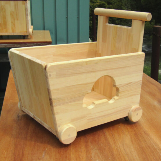 手作り木製　おもちゃも運べる手押し車-1型・片面透かし 蓋つき　・送料込み・ - 画像 (8)