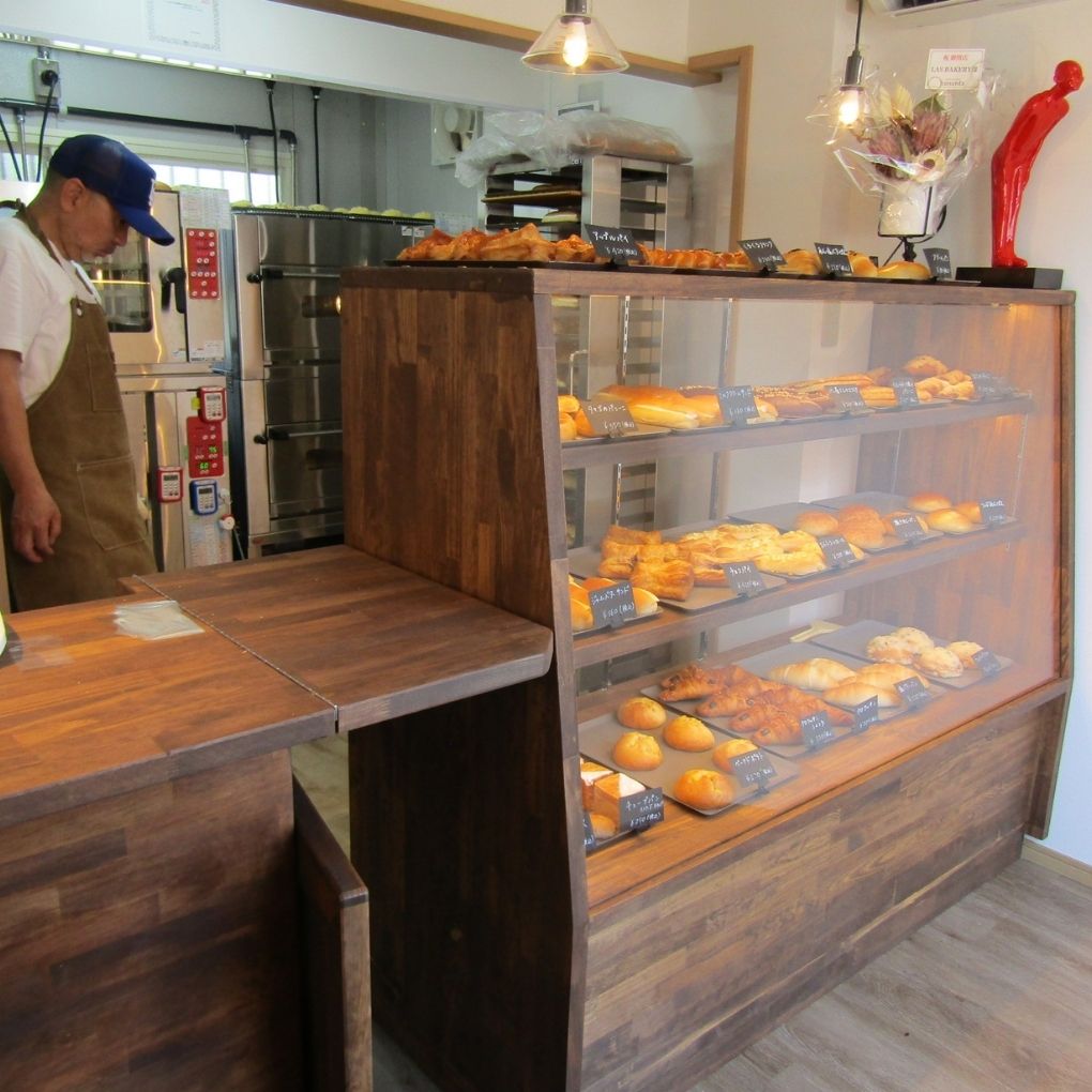 LAS BAKERY様の店内に設置された木製ショーケースとレジカウンター